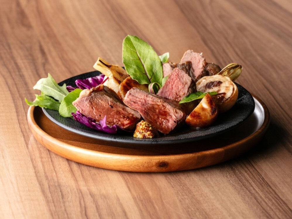 赤ワインソースで濃厚な旨み！
【炭火焼き牛ステーキ】