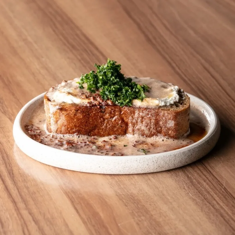 ボリュームたっぷりの
華やかな料理が並びます！