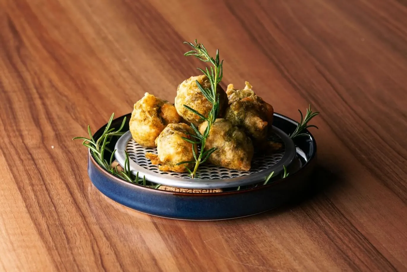 生海苔のゼッポリーニ ¥580〈名古屋ワイン/名古屋ビストロ〉